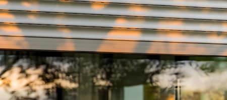 Smarter Sonnenschutz trifft modernen Fensterbau